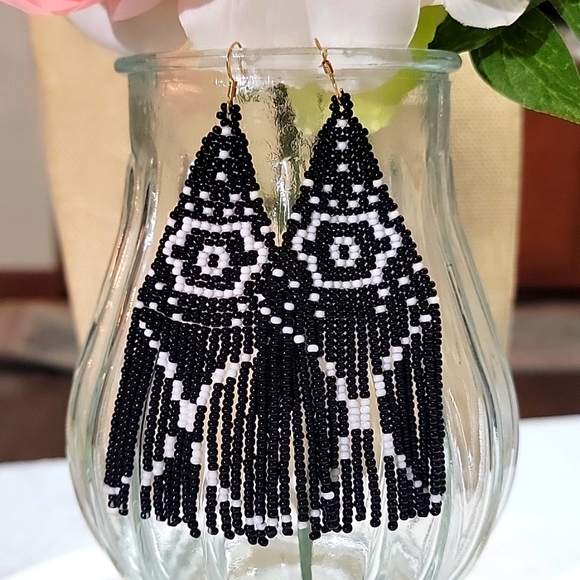 Native American Black White Seed Bead Drop Earrings New - Picture 1 of 5